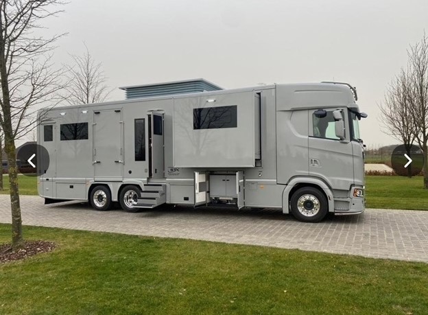 STX 6 hästar med Dubbel Pop-out/up byggd på Scania S500